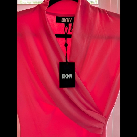 DKNY Short Sleeve Side Ruche Top NWT - Picture 2 of 9